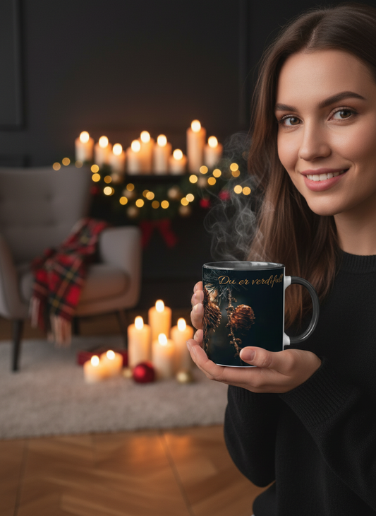 Krus med sort innside og hank og motiv "Wonders" + tekst "Du er verdifull"